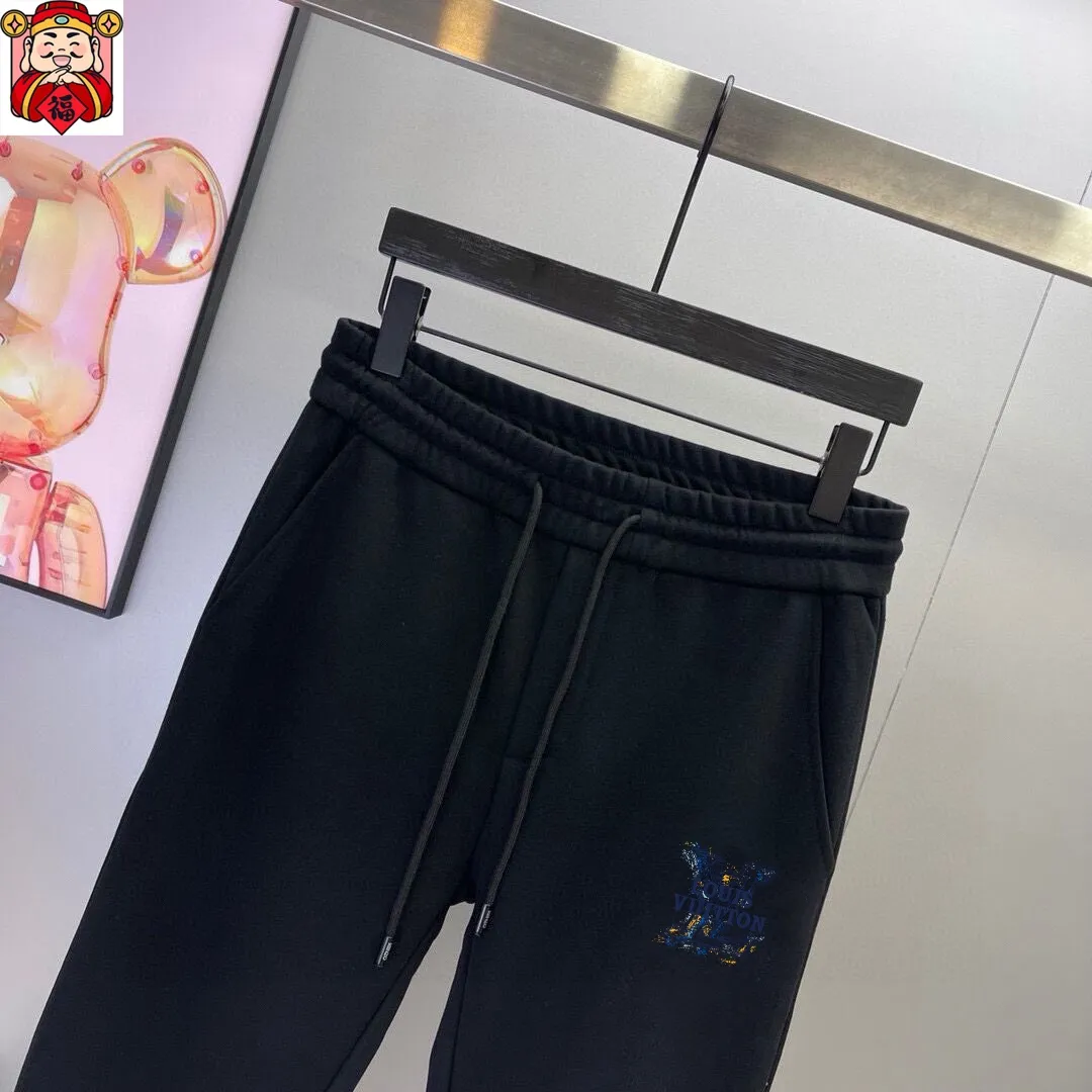 🅿️380 [LV Louis Vuitton] (Fat Man Gospel) hot-selling suit is coming. Focus on the original version of the official website. 2025 new hot-selling sweatshirt suit. The original order is the best. 🇭🇰The meticulous work of top designers is dedicated to a fitting and perfect upper body effect. All-natural high-quality Roman cotton 100%, close-fitting comfort, noble and elegant! Original hardware embodies elegance and nobility! Counter size: M-5XL (maximum wear up to 220 pounds)